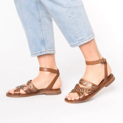 J&F Riemchensandalen Mit Nietendetails 10 J&F Riemchensandalen Mit Nietendetails -Mode-Sandalen-Shop 17914955 02