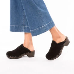 Taira Lammfell Clogs - Schwarz -Mode-Sandalen-Shop 23060332 02